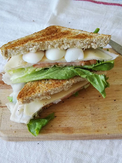 Una foto de Sándwich con huevos cocidos de codorniz
