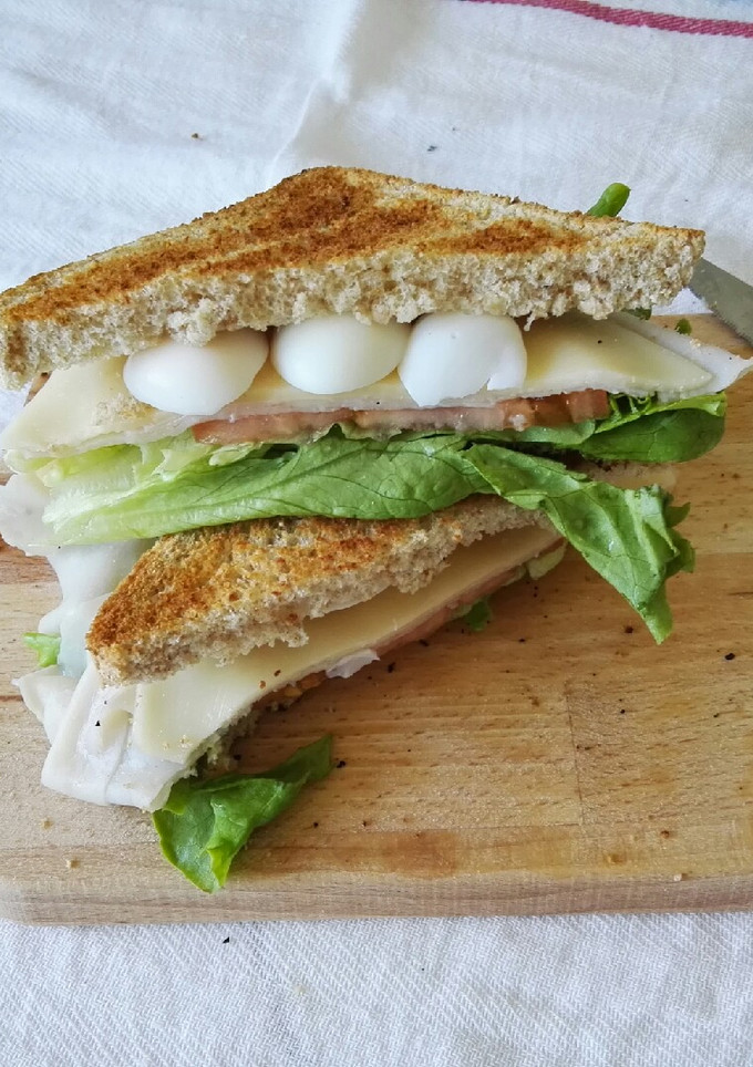 Una foto de Sándwich con huevos cocidos de codorniz