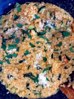 Una foto de Risotto de calabacín y langostinos