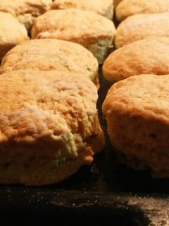 Una foto de Scones de panceta y tomillo