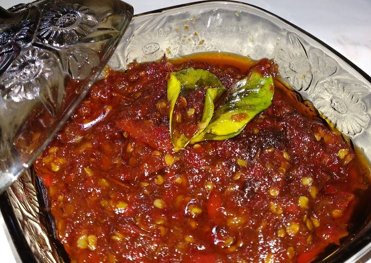 <em>sambel ayam kremes</em>