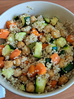 Una foto de Verduras al horno, quinoa y garbanzos