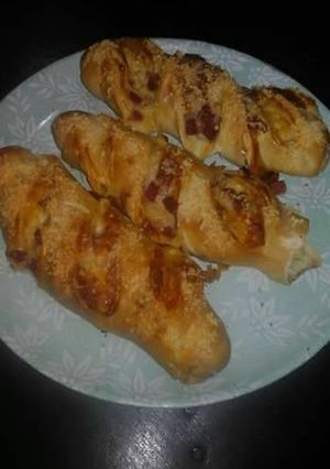 Una foto de Pan relleno de jamón y queso