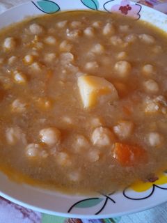 Una foto de Potaje de garbanzos y champiñones en olla exprés