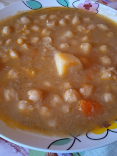 Una foto de Potaje de garbanzos y champiñones en olla exprés