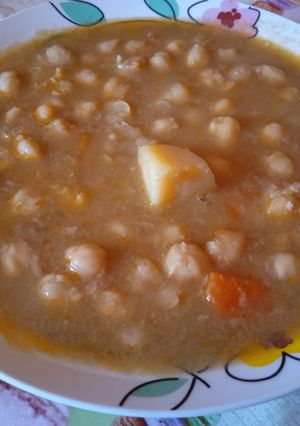 Una foto de Potaje de garbanzos y champiñones en olla exprés