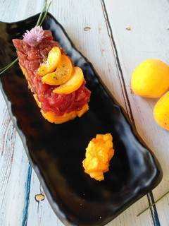 Foto di Tartare di tonno rosso e albicocca con limone ed erba cipollina