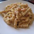 Espirales con salsa blanca y camarones