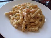 Una foto de salsa bechamel con camarones