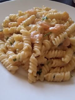 Una foto de Espirales con salsa blanca y camarones