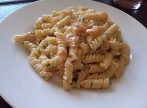 Una foto de Espirales con salsa blanca y camarones