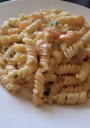 Una foto de Espirales con salsa blanca y camarones