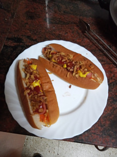 Una foto de Perrito caliente con zanahoria encurtida y cebolla frita