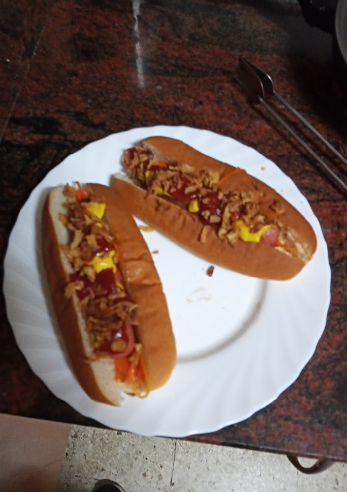 Una foto de Perrito caliente con zanahoria encurtida y cebolla frita