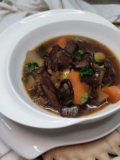 Una foto de Cazuela de patatas con costilla y níscalos