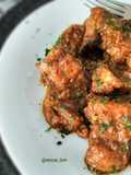 Costillas y conejo en salsa de verduras con chocolate