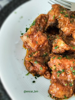 Una foto de Costillas y conejo en salsa de verduras con chocolate