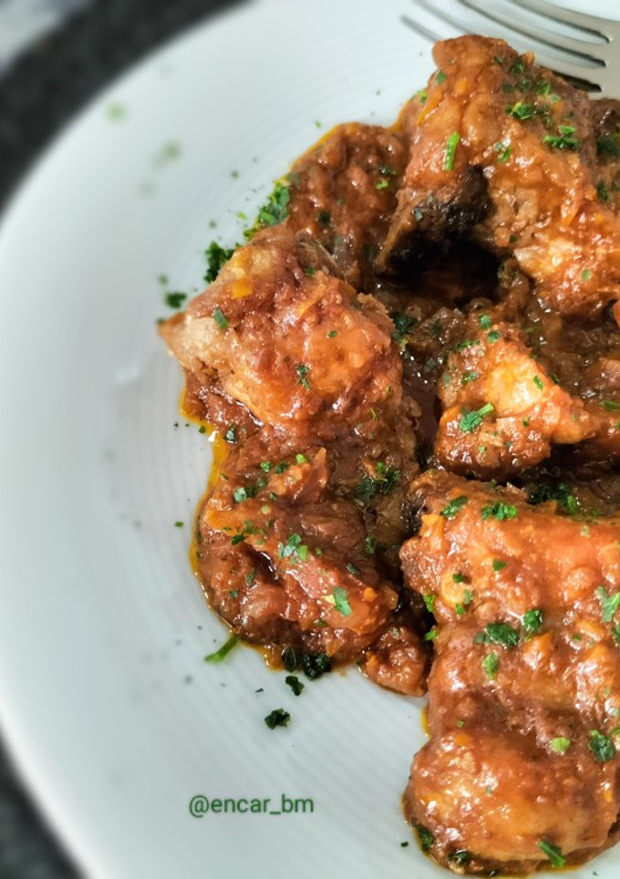 Una foto de Costillas y conejo en salsa de verduras con chocolate