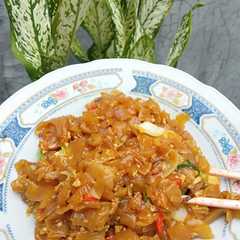 A picture of Kwetiau goreng.