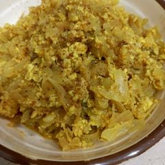 A picture of Kadu with eggs 🥚🧅.