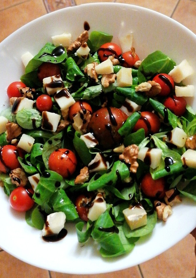 Una foto de Ensalada de canónigos, tomates cherry y queso de cabra