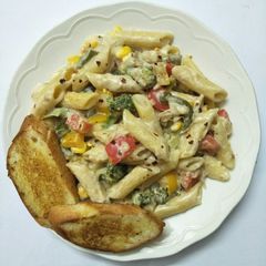 A picture of Veg pasta in white sauce.
