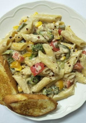 A picture of Veg pasta in white sauce.
