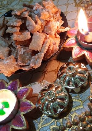 पाकाचे कडक शंकरपाळे (Pakache Kadak Shankarpale Recipe In Marathi) रेसिपी चे मुख्य फोटो 