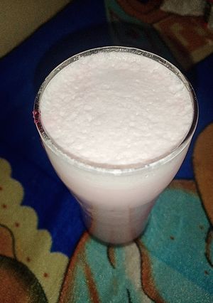 रूह अफजा वाला ठंडा दूध (Rooh afaza wala thanda doodh recipe in hindi) रेसिपी मुख्य फोटो