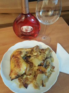 Una foto de Pollo al horno con vino blanco