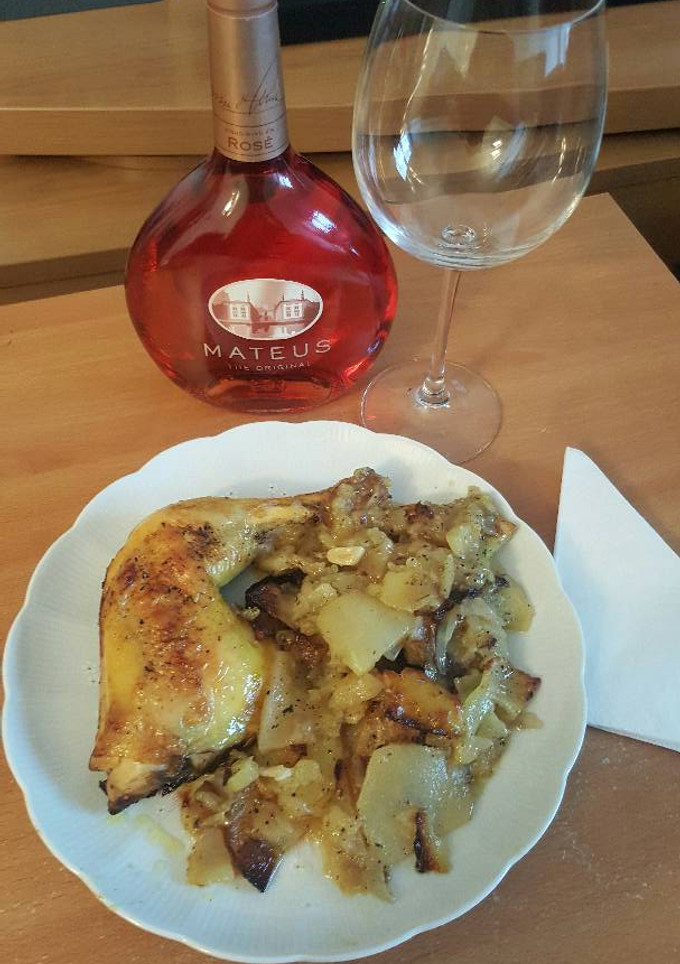 Una foto de Pollo al horno con vino blanco
