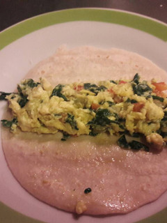 Una foto de Tortillas de harina rellenas de huevo con espinaca