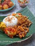 Nasi Lemak khas Malaysia (menu utama sambal telur dan pelengkap lainnya)