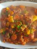 Guiso, con carne, salchicha y papas