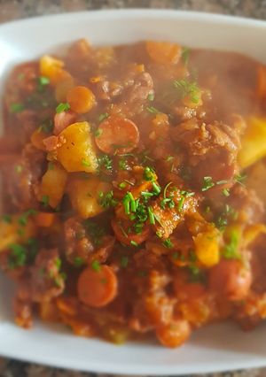 Una foto de Guiso, con carne, salchicha y papas