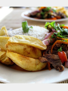 Una foto de Lomo saltado peruano