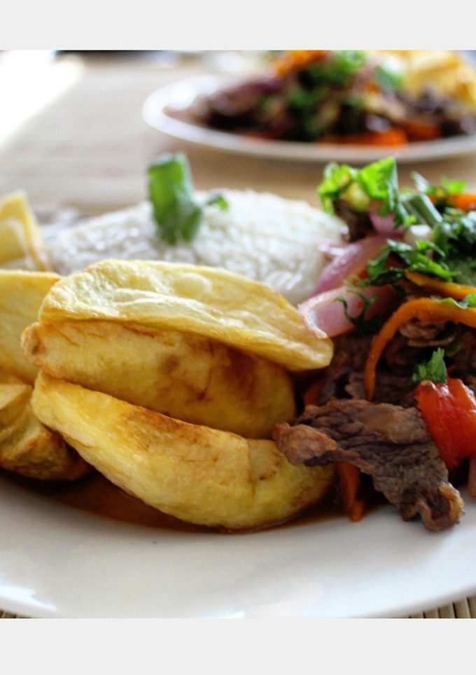 Una foto de Lomo saltado peruano
