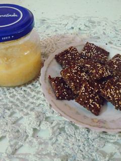 Una foto de Crackers de lino, mermelada casera de pera 🍐