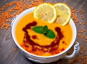Una foto de 🇹🇷 MERCIMEK ÇORBASI, la sopa de lentejas turca (Turquía)