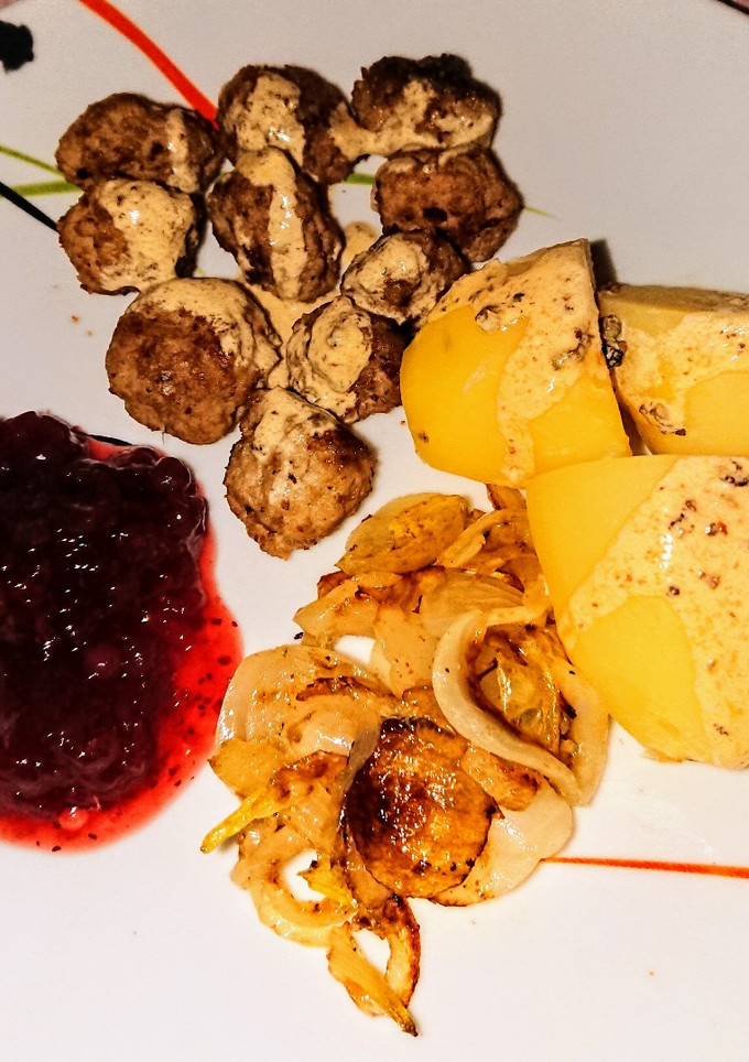 Svéd 🇸🇪 Klasszikus húsgolyók "Köttbullar" áfonyával recept fotója