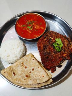 पापलेट फ्राय आणि कढी (paplet fry ani kadhi recipe in marathi) रेसिपी चे मुख्य फोटो
