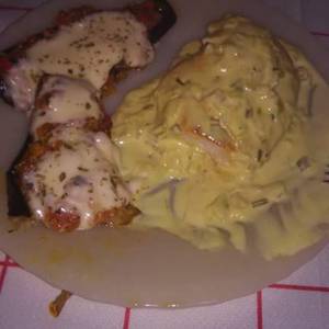 Berenjenas a la napolitana, pechuga de pollo con crema de mostaza