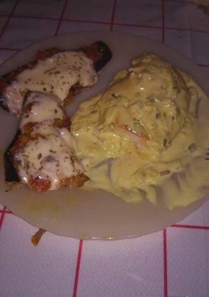 Una foto de Berenjenas a la napolitana, pechuga de pollo con crema de mostaza