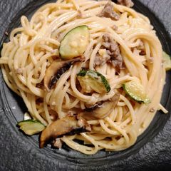 A picture of Sausage, zucchini and mushroom pasta.