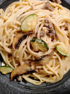 A picture of Sausage, zucchini and mushroom pasta.