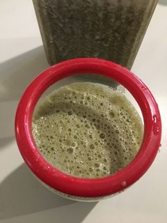 Una foto de Batido de Flor de Jamaica y Espinaca (smoothie)