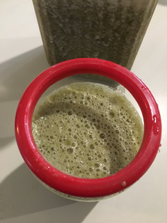 Una foto de Batido de Flor de Jamaica y Espinaca (smoothie)