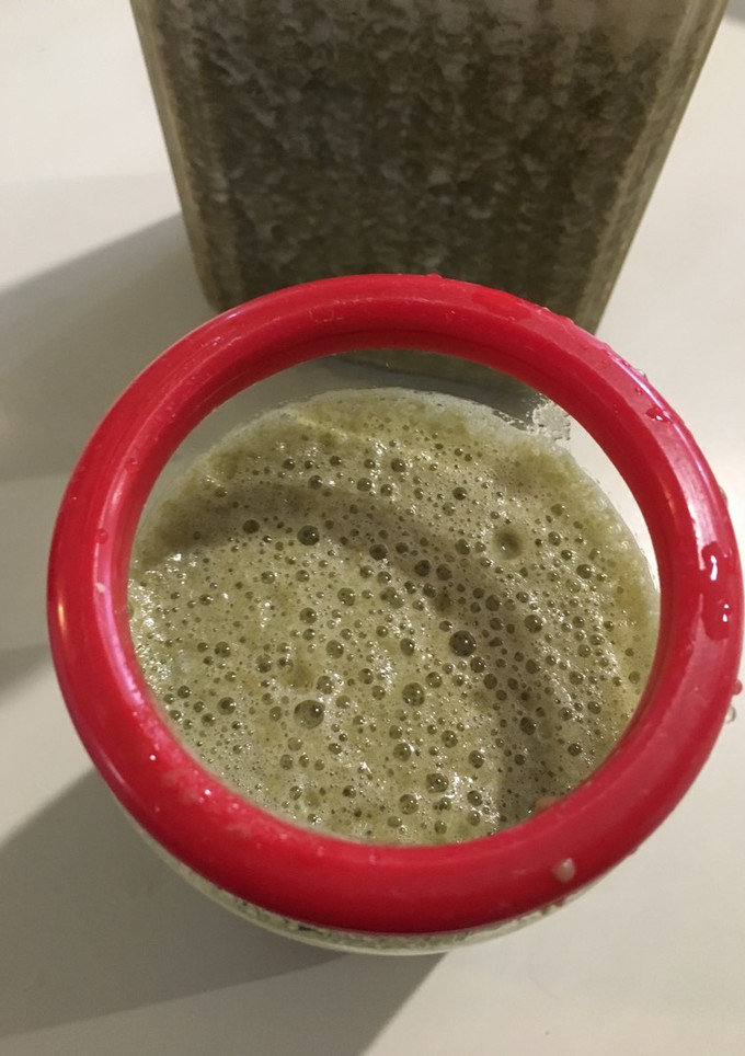 Una foto de Batido de Flor de Jamaica y Espinaca (smoothie)