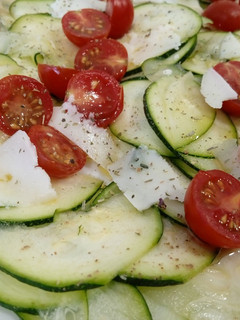 Una foto de Ensalada de carpaccio de calabacín