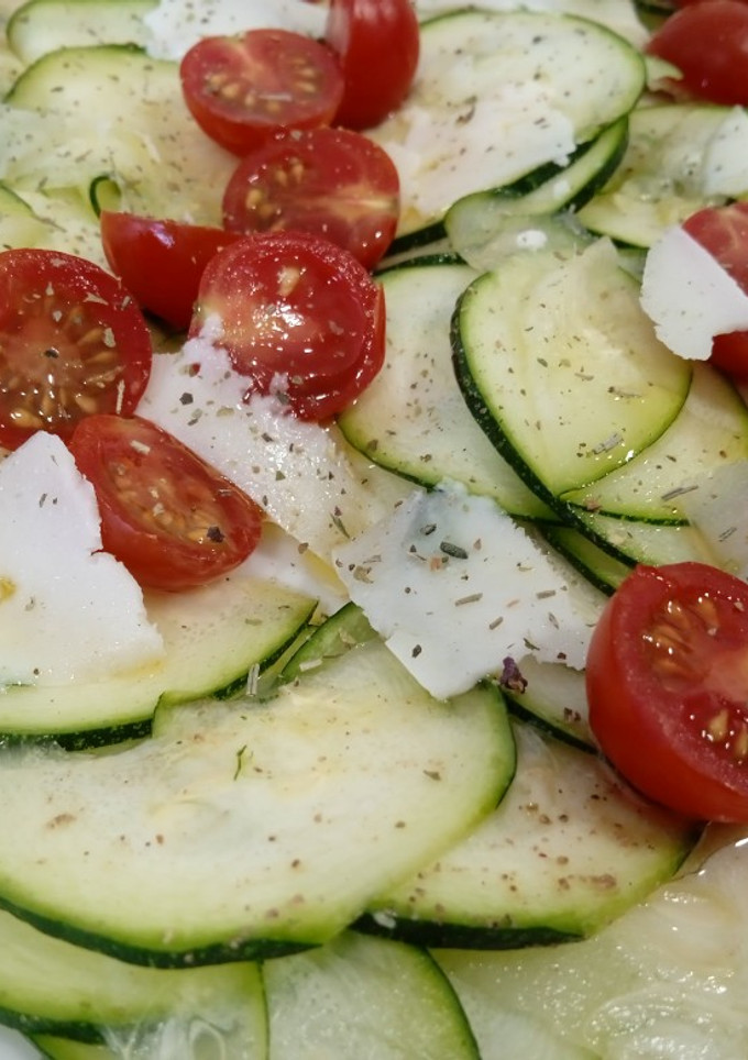 Una foto de Ensalada de carpaccio de calabacín